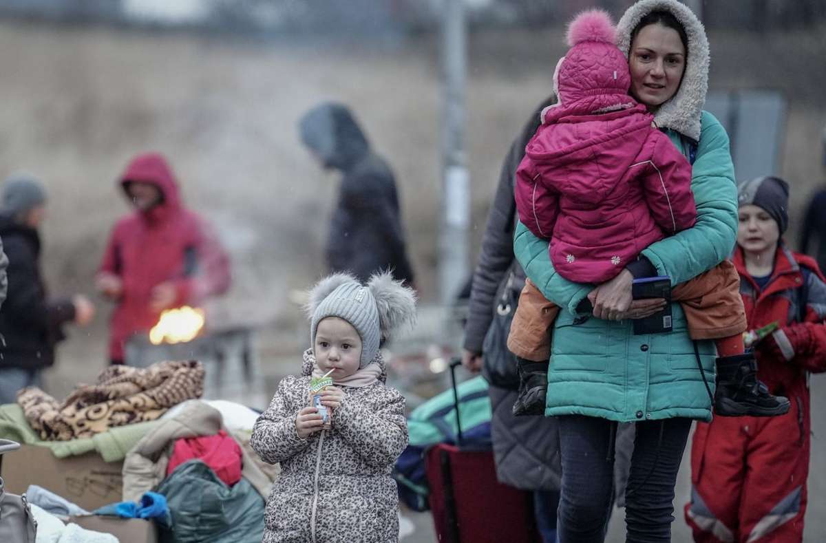 Zehntausende fliehen aus der Ukraine. Foto: Kay Nietfeld/dpa