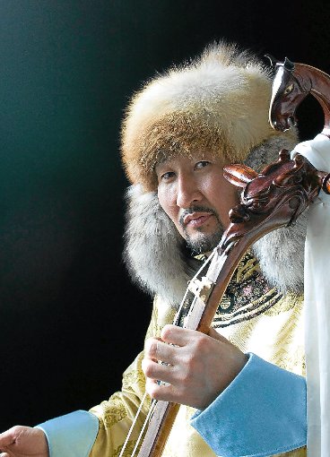 Enkhjargal Dandarvaanchig bietet mit seiner mongolischen Pferdekopfgeige im 2. Ton des Festivals Weltmusik par excellence.  Foto: Archiv Foto: Schwarzwälder-Bote
