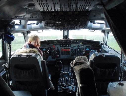 Die Praktikantin Vanessa Pönisch durfte im Cockpit eines Awacs-Aufklärungsflugzeugs auf dem Nato-Flugplatz in Geilenkirchen Platz nehmen. Foto: Schule Foto: Schwarzwälder-Bote