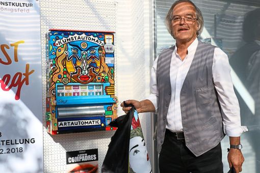 Manfred Molicki vom Verein Kunstkultur Königsfeld enthüllt den ersten Kunstautomaten im Kurort. Foto: Kommert Foto: Schwarzwälder Bote