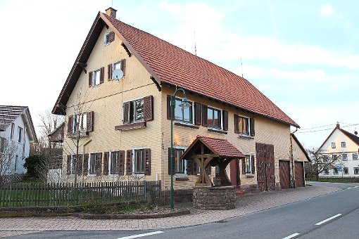 Dieses Gebäude in der Altensteiger Straße in Grömbach soll abgebrochen werden.  Foto: Sannert Foto: Schwarzwälder-Bote
