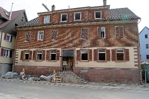 Dieses Gebäude an der Ortsdurchfahrt in Calmbach wird demnächst abgerissen. Foto: Krokauer