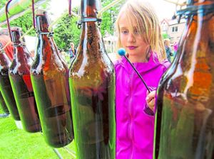 Auch mit Glasflaschen lässt sich Musik machen. Foto: Dürr Foto: Schwarzwälder Bote