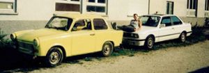 Links der legendäre gelbe Trabi, rechts ein weißer BMW: Ost und West auf einem Bild vereint – und mittendrin Jens Weigelt.Foto: Archiv Weigelt Foto: Schwarzwälder Bote