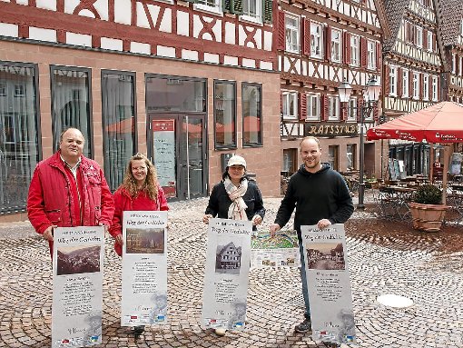 Bernhard und Renate Stopper, Magdalene Watzl-Furthmüller sowie Nicolai Stotz (von links) richteten in der Innenstadt den Weg der Gedichte ein.   Foto:  Schillaci