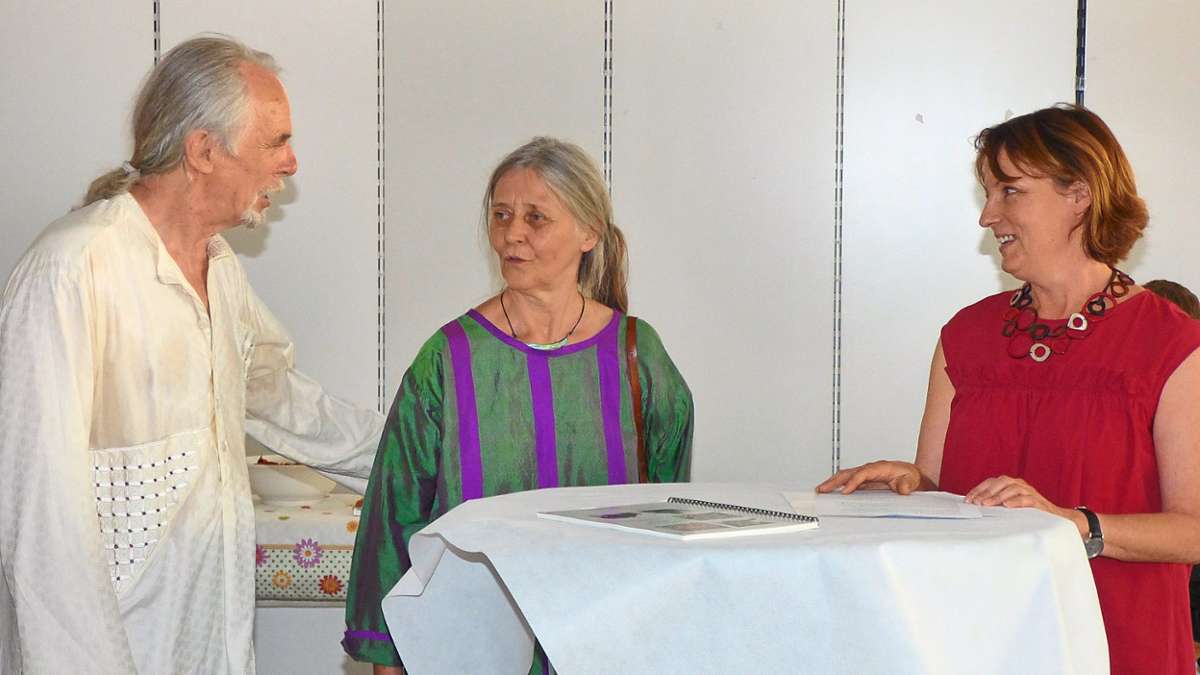 Die Keramikwerstatt – hier die Kursleiter Sonja Minard und Dieter Dallmann mit Jugendkunstschul-Leiterin Dorothee Müller (rechts) – feiert ihr 25-jähriges Bestehen. Archivfoto: Trommer