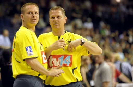 Die Schiedsrichter Bernd (links) und Reiner Methe sind tot. Foto: dapd