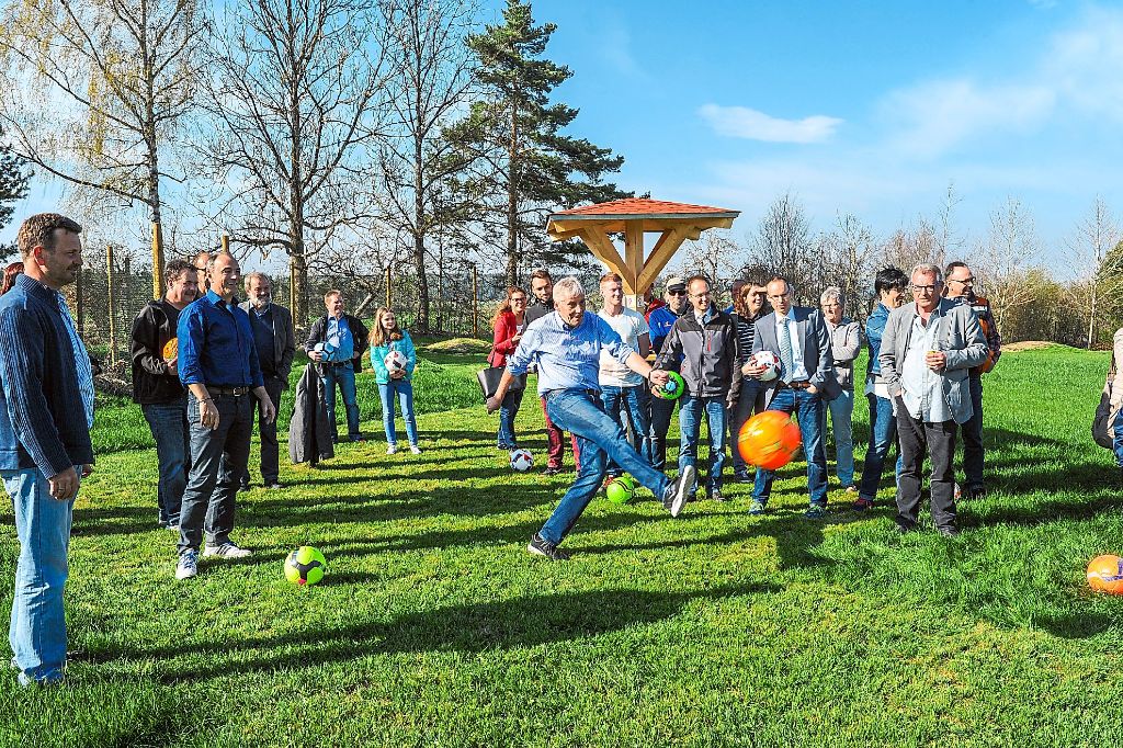 Landrat Helmut Riegger eröffnete mit viel Schwung – gemeinsam mit vielen anderen Gästen – die Fußballgolf-Anlage Rotfelden. Foto: Fritsch