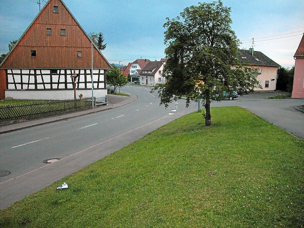 Als künftiger Standort für die Bushaltestelle Richtung Wellendingen ist der Platz vor der Einmündung in die Lehrstraße vorgesehen.