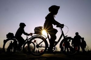 Verkehrsminister Peter Ramsauer will, dass künftig alle Radfahrer mit Helm fahren. Foto: AP