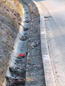 In der Wasserrinne entlang der L 415 zwischen Oberndorf und Boll bleiben die Steine meist liegen. Manche schaffen es allerdings auch bis auf die Fahrbahn. Die Rinnen werden vom Straßenbauamt regelmäßig gesäubert. Foto: Danner