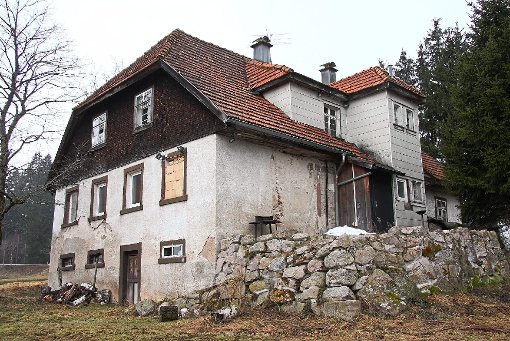 Noch in diesem Jahr soll das einsturzgefährdete Gebäude auf der Kuttlematte in Schonach abgerissen werden. Foto: Börsig-Kienzler Foto: Schwarzwälder-Bote