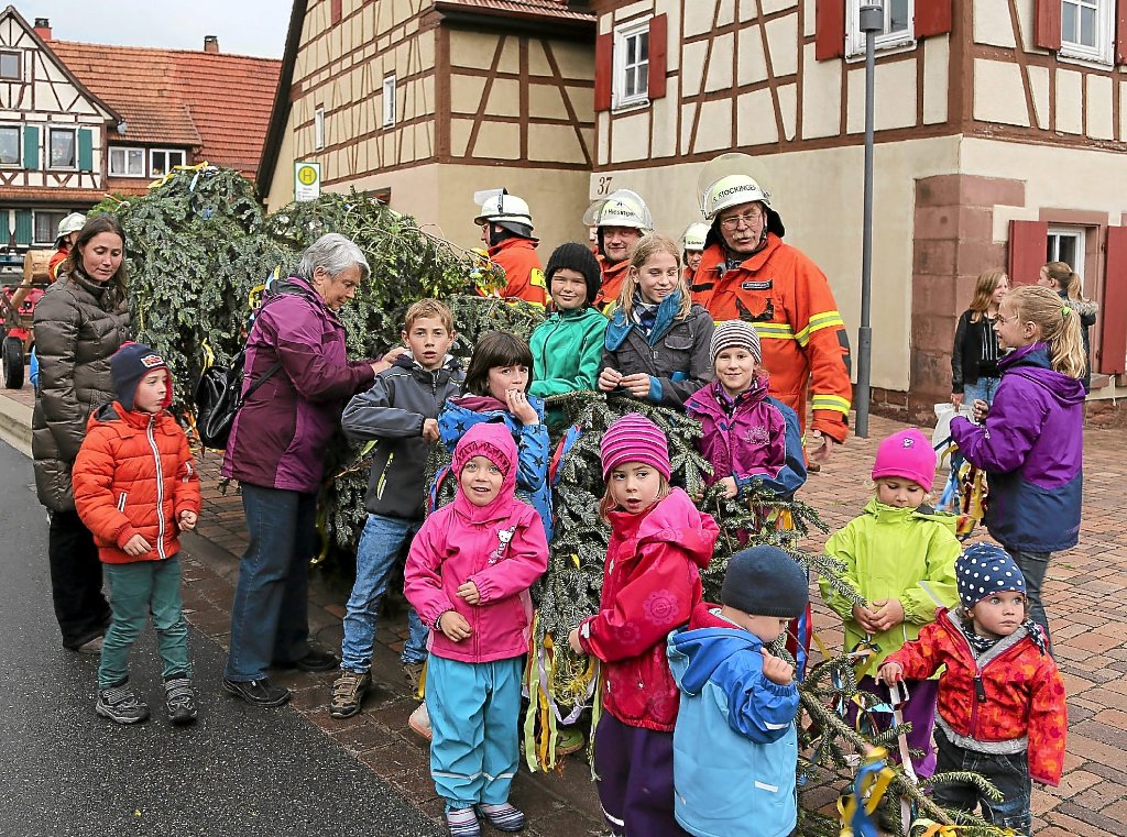 Das Maibaumstellen der örtlichen Feuerwehrabteilung hatte in der Vergangenheit stets Dorffestcharakter. Foto: Priestersbach
