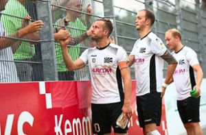 6. Juni 2018: Benedikt Haibt (links) und Tobias Weißhaar bedanken sich nach der verlorenen Regionalliga-Relegation in Pirmasens bei den mitgereisten Fans. Foto: Eibner