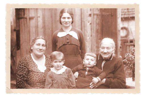 Urgroßmutter, Großmutter, Mutter und zwei Kinder der Familie Gideon-Pressburger aus Rexingen und Baisingen Foto: Staudacher