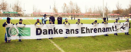 Der Deutsche Fußball-Bund (DFB) weiß, bei wem er sich zu bedanken hat: Bei Aktionen wird das Engagement der Ehrenamtlichen hervorgehoben. Sie fallen (noch) nicht unter den Mindestlohn. Foto: Baumann