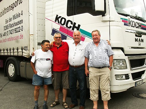 Nach knapp 6000 Kilometern wieder glücklich und wohlbehalten zurück in Tieringen: die Rumänienfahrer  Hans-Peter Kille, Eugen Schick, Hans Koch und Gerhard Teufel (von links). Foto: Koch