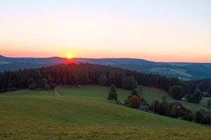 Nach dem atemberaubenden Sonnenaufgang im Schonacher Paradies wartet ein rustikales Frühstück auf die Teilnehmer der  Frühwanderung. Foto: Hochschwarzwald Tourismus GmbH