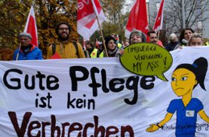 Protest in Tübingen: Mitarbeiter des Uniklinikums gingen am Mittwoch auf die Straße. Foto: dpa