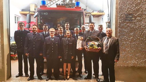 Bürgermeister Elmar Koch (rechts) dankte der Feuerwehr  und überreichte dem scheidenden Kommandanten Roland Wäschle  einen Präsentkorb.  Foto: Baasner Foto: Schwarzwälder Bote
