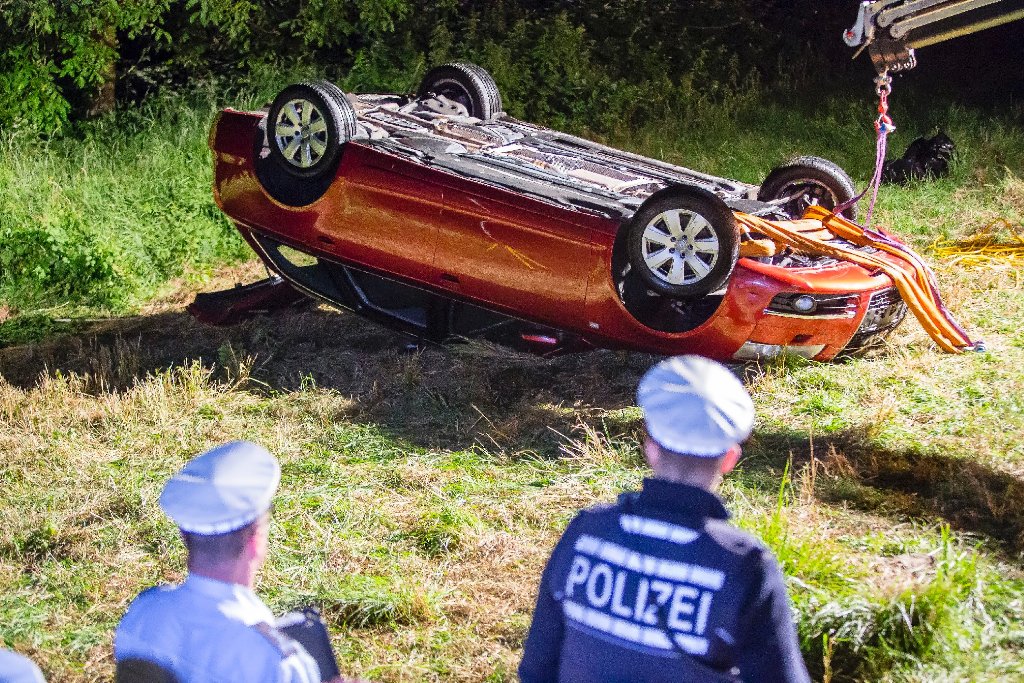 Ein Ehepaar im Alter von 85 und 86 Jahren ist am Samstagabend im Neckar bei Benningen ums Leben gekommen, als sie mit einem Audi in den Fluss fuhren. Die Polizei hat die Ermittlungen aufgenommen.