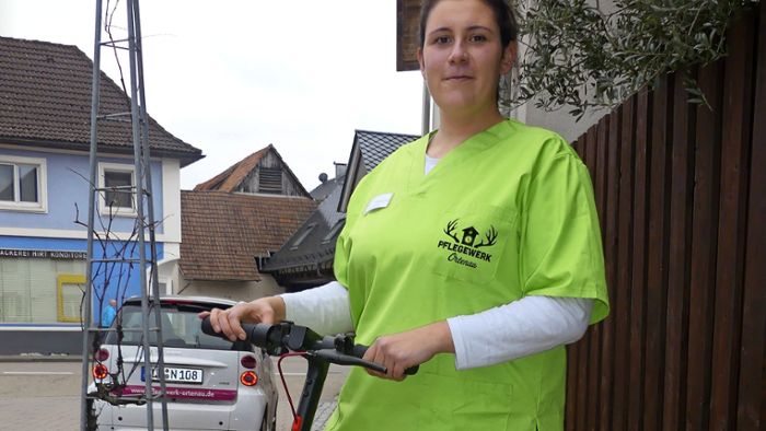 Friesenheimer Pflegerin fährt mit E-Roller zu ihren Patienten