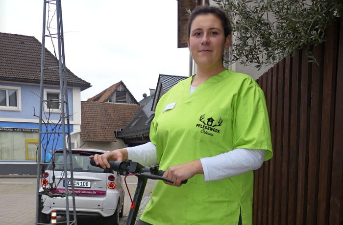 Bei Wind und Wetter: Friesenheimer Pflegerin fährt mit E-Roller zu ihren Patienten