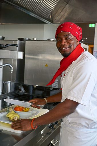 Kochen ist seine Leidenschaft. Der 24-jährige Bakary Kambi aus Gambia hofft, dass er seine Ausbildung im Fohrenhof  abschließen kann.   Foto: Fein Foto: Schwarzwälder Bote