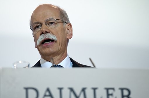 Daimler-Chef Dieter Zetsche würde gerne eine Frau im Silberpfeil sehen. Foto: dpa