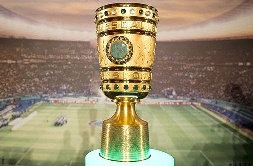 Am Samstagabend ist die 2. Runde im DFB-Pokal ausgelost worden. Der FC Bayern München muss zum Hamburger SV, Borussia Dortmund zum FC St. Pauli. Foto: dpa