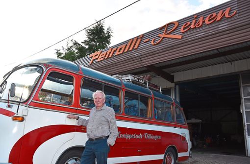 Schweren Herzens nimmt Heinz Petrolli nun Abschied vom Busführerschein und damit auch von seinen beiden Oldies. Foto: Bantle