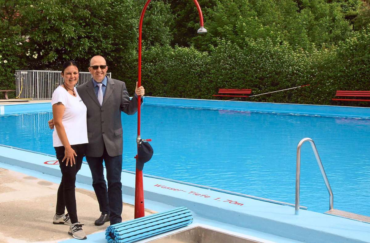 Bürgermeister Oliver Simmendinger und die Bäder-Chefin Ursula Köbele freuen sich, dass am Samstag das Junginger Schwimmbädle eröffnet wird.