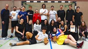 Schüler und Lehrer haben an Berufsschule Spaß bei Ballsporttag