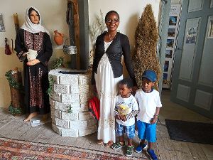 Besucherbeispiel in der Bibelerlebniswelt: Frau aus Kamerun begegnet Frau aus Samaria. Fotos: Vanselow Foto: Schwarzwälder-Bote