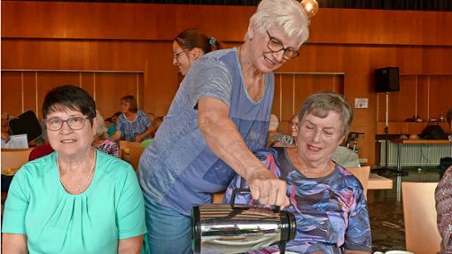 Zahlreiche Veranstaltungen und Angebote wird den Senioren in Friesenheim über das Jahr hinweg angeboten. Dafür braucht es auch viele Helfer. Maria Ziegeler ist eine der Helferinnen, die  beim Seniorennachmittag mit den Singenden Hausfrauen unterstützt. Foto: Bohnert-Seidel