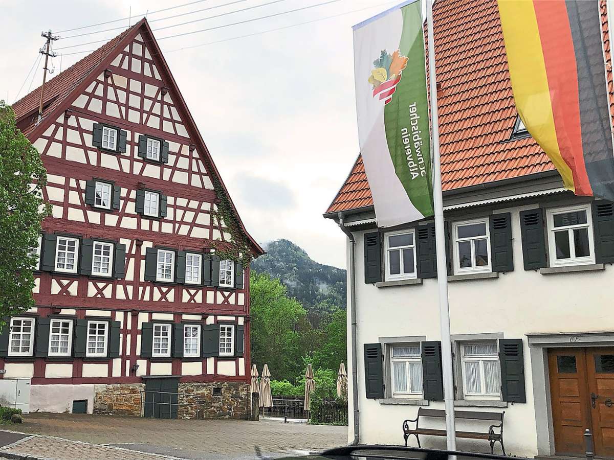 Die  Häuser der Einrichtung Haus der Volkskunst: das ehemalige Rathaus Dürrwangen (links) und das Jetter-Haus.