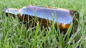 Täter werfen Bierflasche gegen Glasscheibe