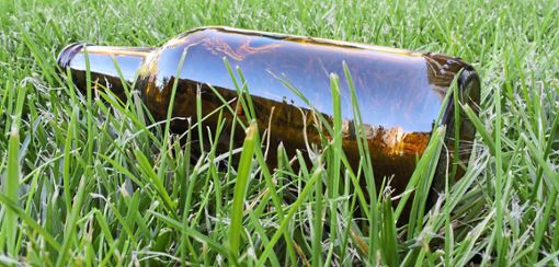 Die Unbekannten warfen eine Bierflasche gegen eine Fensterscheibe. (Symbolfoto) Foto: Pixabay