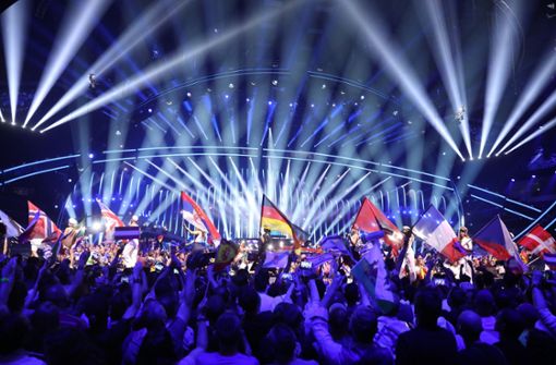 Fahnenträger der ESC-Finalisten kommen vor dem Finale des 63. Eurovision Song Contest in die Arena.  (Archivbild). Foto: dpa/Jörg Carstensen