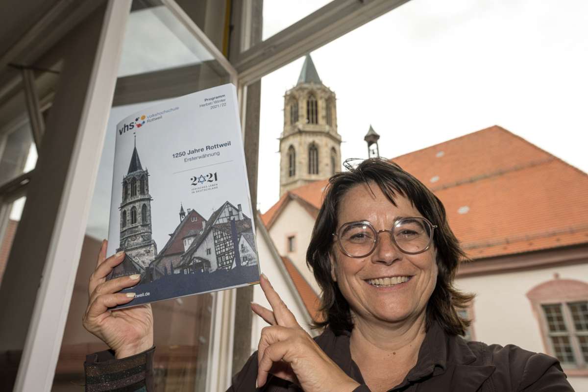 VHS-Leiterin Anja Rudolf präsentiert das neue Semsterprogramm. Foto: Nädele