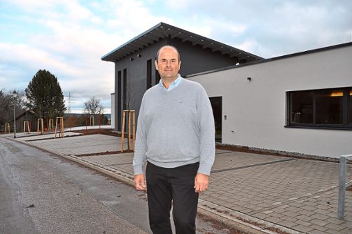 Stephan Fischer vor dem neuen Gebäude seines Bestattungsinstituts auf den Bärenwiesen. Foto: Müller