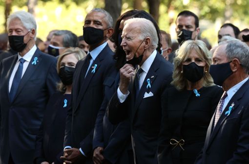 Im Beisein von US-Präsident Joe Biden leitete um 8.46 Uhr (Ortszeit) der Klang einer Glocke eine Schweigeminute an dem Ground Zero genannten Anschlagsort im Süden Manhattans in New York ein. Foto: AFP/CHIP SOMODEVILLA