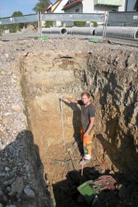 Ein Mitarbeiter der Firma Walter zeigt die  Felsschicht von mehr als einem Meter Stärke. Im Vordergrund ist das Ende des bislang verlegten Kanals  zu sehen.     Foto: Preuß Foto: Schwarzwälder-Bote