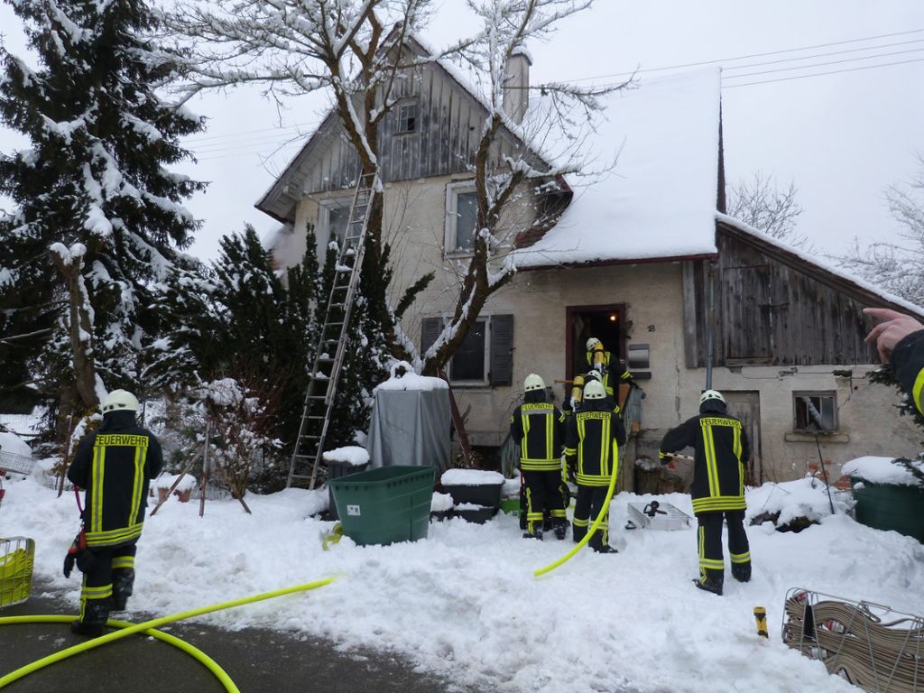 Bei einem Schwelbrand in einem Einfamilienhaus in Epfendorf-Harthausen (Kreis Rottweil) ist ein 78-Jähriger ums Leben gekommen.