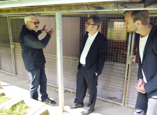 Alles zu klein, alles zu eng, alles zu alt: Günter Wiebusch führt Martin Rosemann und Robin Mesarosch im Hundehaus. Foto: Eyrich