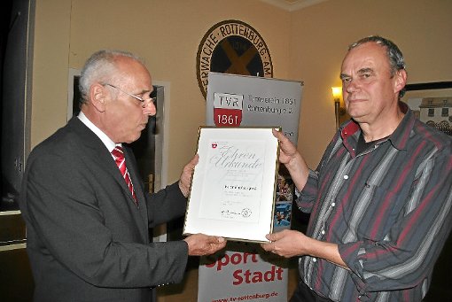 Zum Ehrenmitglied wurde Peter Knobelspieß (rechts) ernannt. Die Urkunde überreicht TVR-Vorsitzender Klaus Maier.       Foto: Baum Foto: Schwarzwälder-Bote