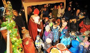 Alle Jahre wieder besucht der Nikolaus die Altheimer Kinder auf Einladung des Schwarzwaldvereins. Foto: Morlok Foto: Schwarzwälder Bote