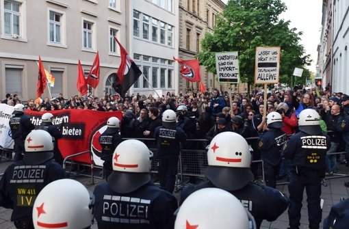 In Karlsruhe ist es am Dienstagabend wieder zu Aufmärschen von Pegidaanhängern und -Gegnern gekommen. (Archivbild vom 28. April) Foto: dpa