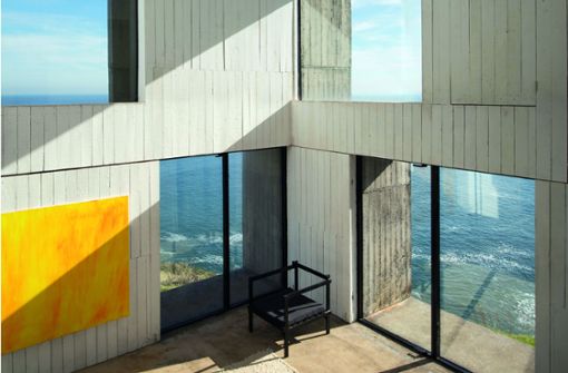 Den Pazifischen Ozean immer im Blick; Casa Poli in Coliumo in Chile, entworfen von Pezo von Ellrichshausen. Ein raues Flachdachgebäude aus Beton. Foto: Pezo von Ellrichshausen