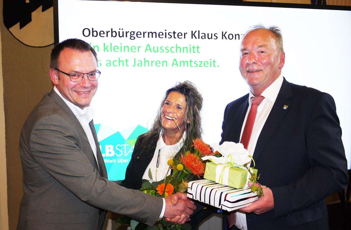 Klaus Konzelmann (rechts) und seine Frau Sylvie nehmen Geschenke des Stadt-Teams vom Ersten Bürgermeister Udo Hollauer entgegen: Der Oberbürgermeister wurde am Donnerstag verabschiedet. Foto: Karina Eyrich